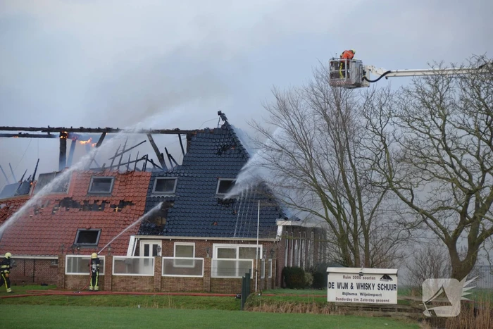 Grote uitslaande brand in rietgedekte boerderij
