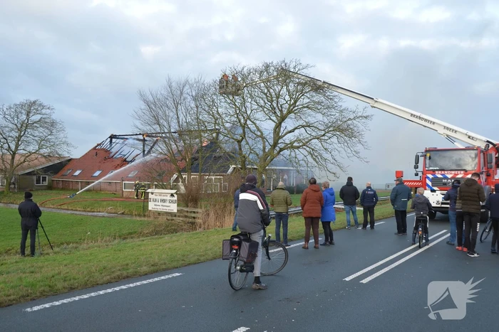 Grote uitslaande brand in rietgedekte boerderij