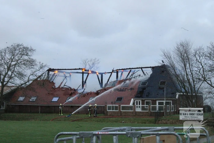 Grote uitslaande brand in rietgedekte boerderij