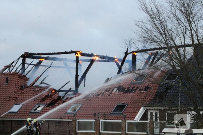 Grote uitslaande brand in rietgedekte boerderij