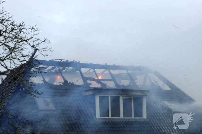 Grote uitslaande brand in rietgedekte boerderij