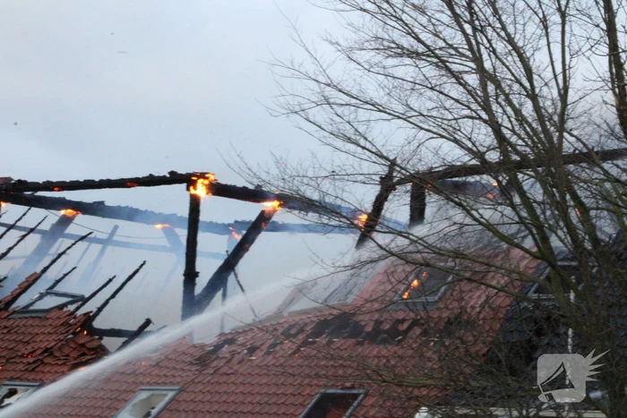 Grote uitslaande brand in rietgedekte boerderij