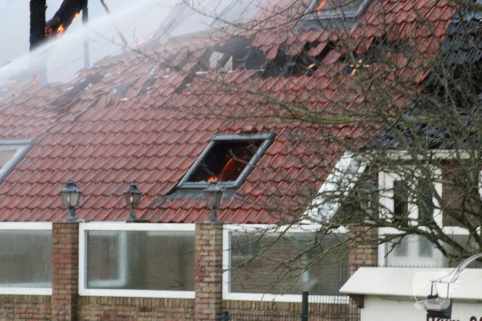 Grote uitslaande brand in rietgedekte boerderij