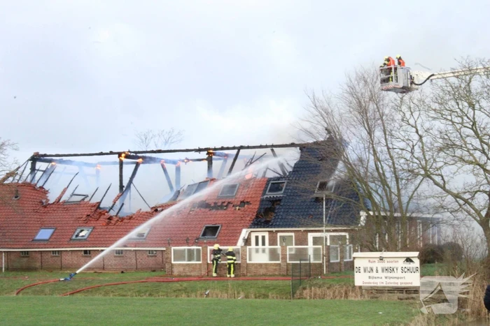 Grote uitslaande brand in rietgedekte boerderij
