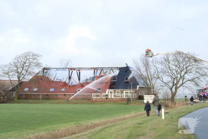 Grote uitslaande brand in rietgedekte boerderij