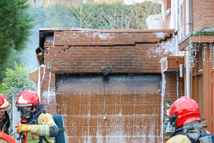 Schuur deels ingestort na brand in Sieradenbuurt