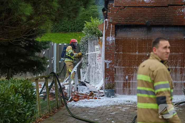 Schuur deels ingestort na brand in Sieradenbuurt