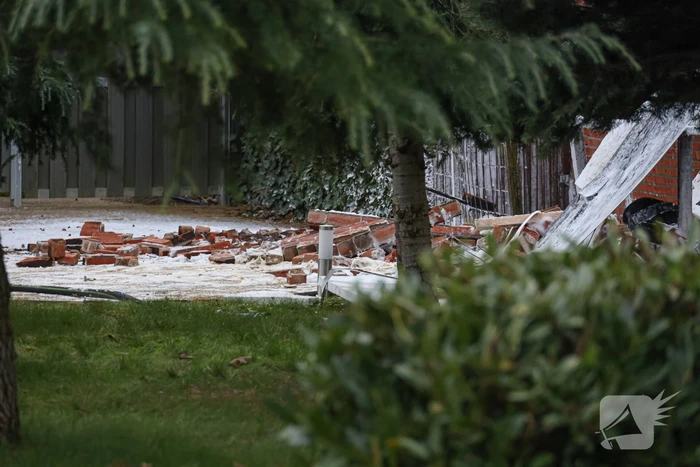 Schuur deels ingestort na brand in Sieradenbuurt