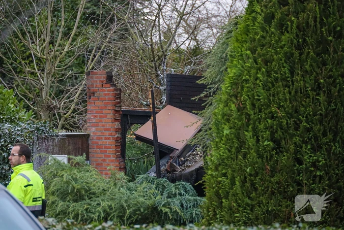 Schuur deels ingestort na brand in Sieradenbuurt