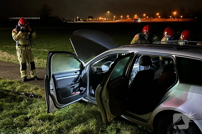 Auto vliegt in brand tijdens rit