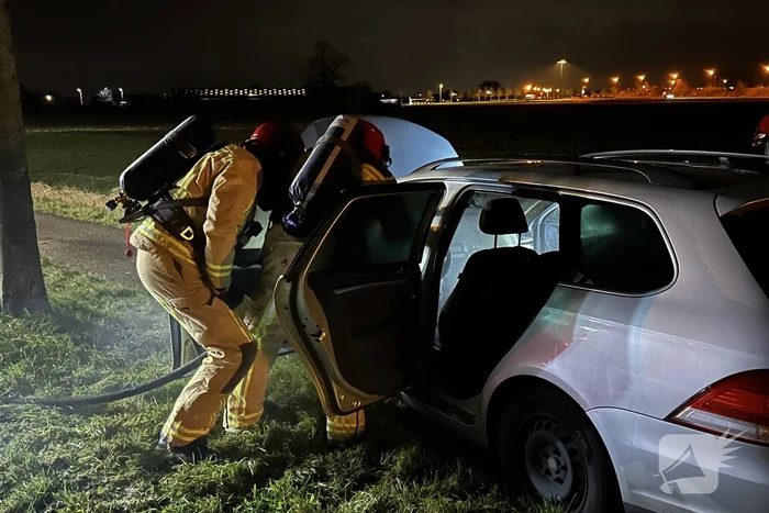 Auto vliegt in brand tijdens rit