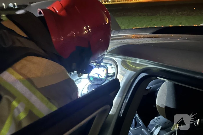 Auto vliegt in brand tijdens rit