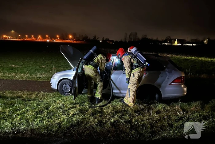 Auto vliegt in brand tijdens rit