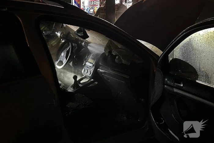 Auto vliegt in brand tijdens rit