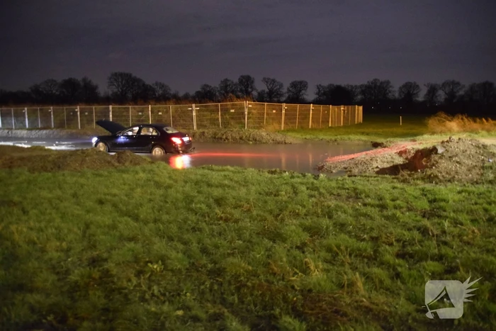 Auto belandt in weiland door navigatie