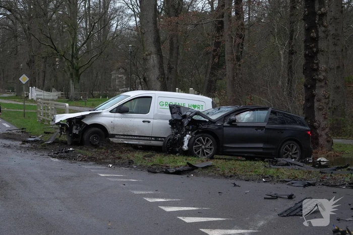 Flinke ravage bij botsing tussen drie voertuigen