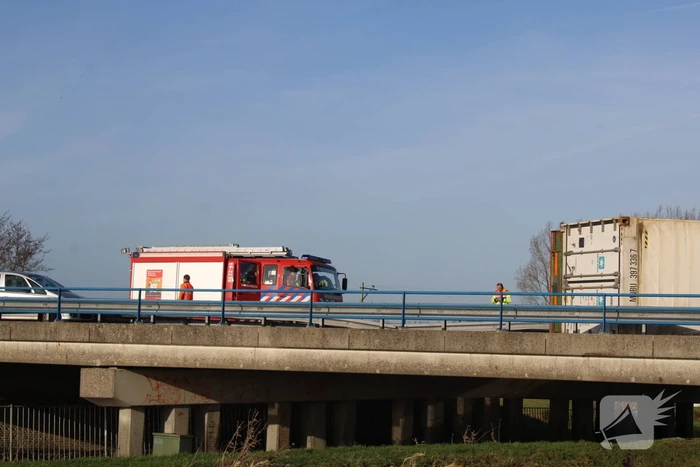 Vrachtwagen gekanteld na ongeval met auto