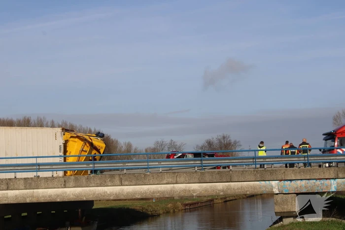 Vrachtwagen gekanteld na ongeval met auto