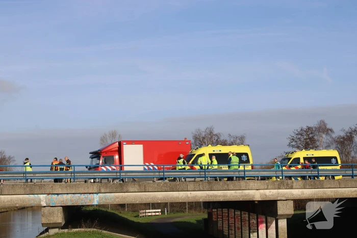 Vrachtwagen gekanteld na ongeval met auto