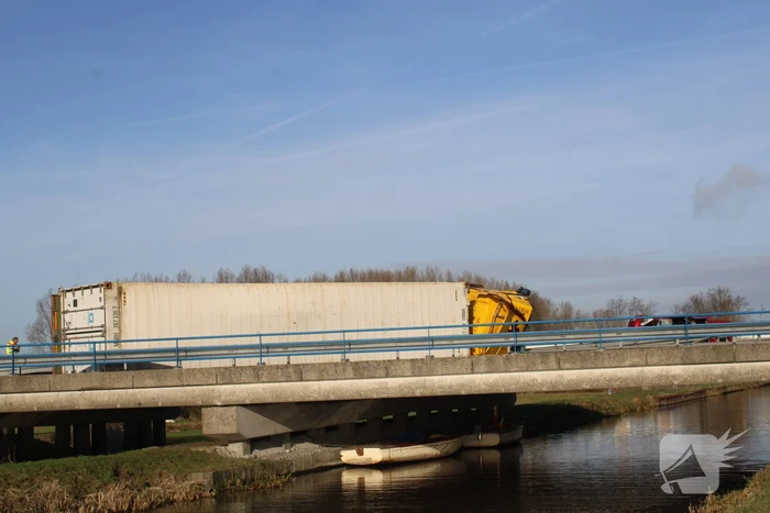 Vrachtwagen gekanteld na ongeval met auto