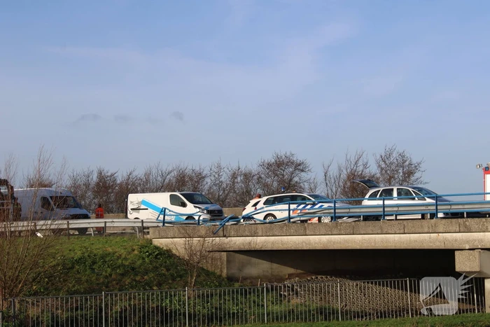Vrachtwagen gekanteld na ongeval met auto