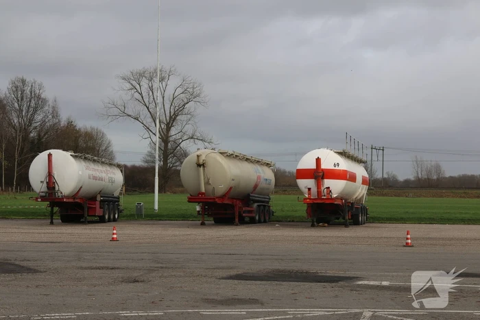 Drie tankers gedumpt op parkeerplaats