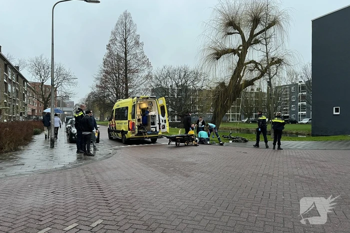 Fietser geschept door personenauto