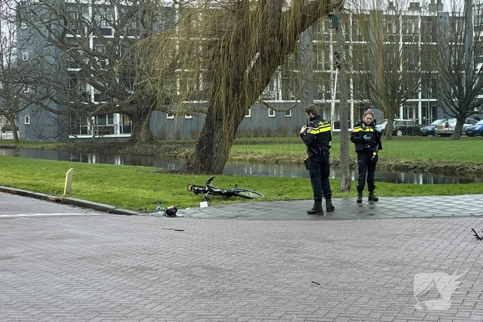 Fietser geschept door personenauto