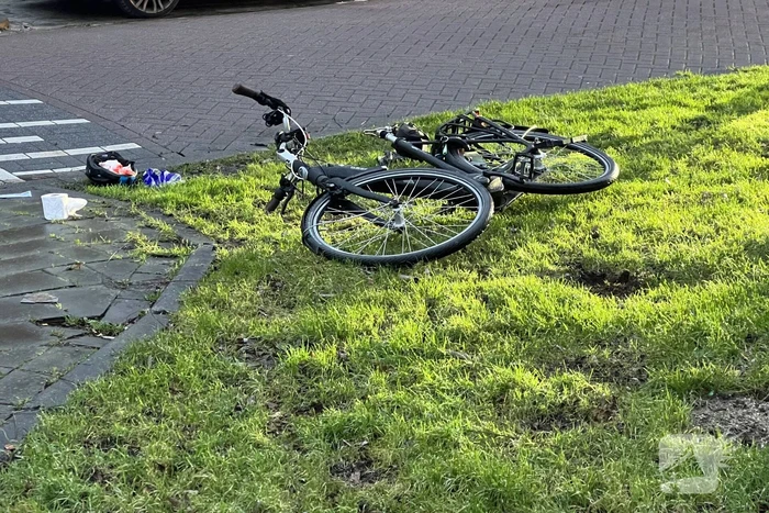 Fietser geschept door personenauto