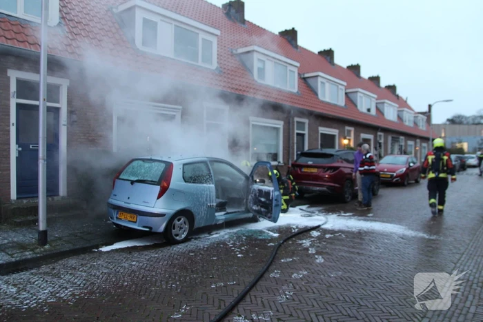 Auto brandt uit na blokje om