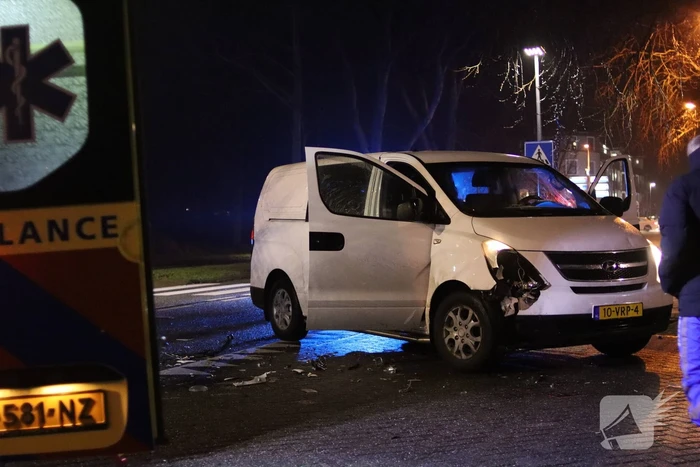 Veel schade na aanrijding met maaltijdbezorger