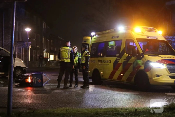 Veel schade na aanrijding met maaltijdbezorger