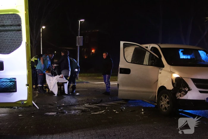 Veel schade na aanrijding met maaltijdbezorger