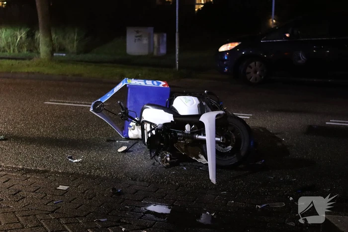 Veel schade na aanrijding met maaltijdbezorger