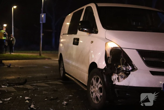 Veel schade na aanrijding met maaltijdbezorger