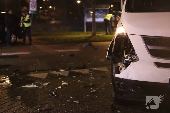 Veel schade na aanrijding met maaltijdbezorger