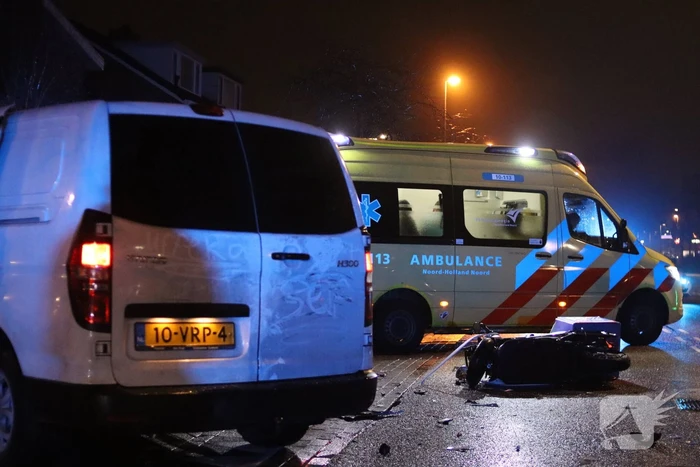 Veel schade na aanrijding met maaltijdbezorger