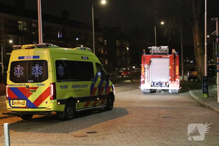 Persoon springt de Rijn in na stopteken politie