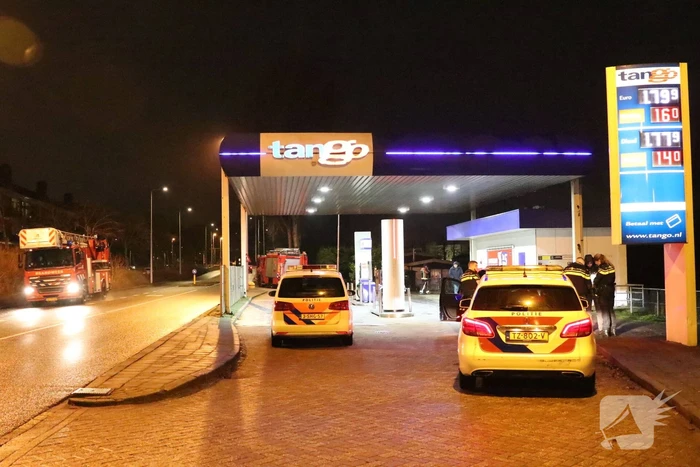 Persoon springt de Rijn in na stopteken politie