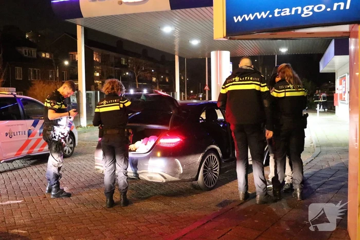 Persoon springt de Rijn in na stopteken politie
