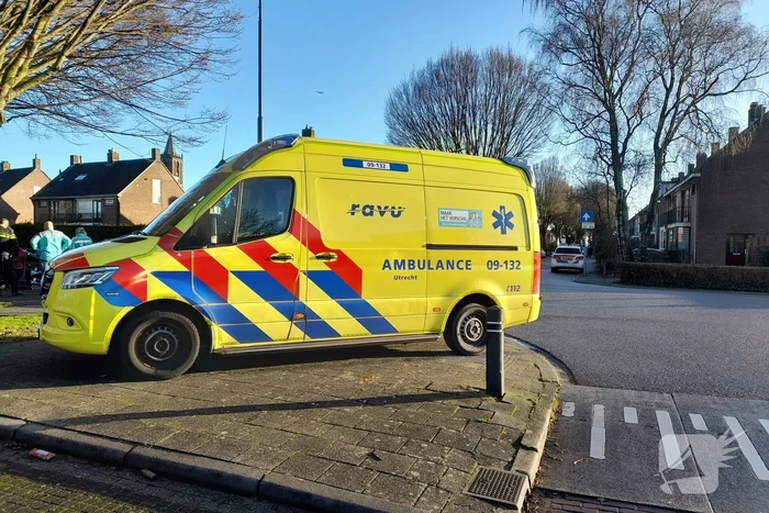 Fietsster gewond bij botsing met personenwagen