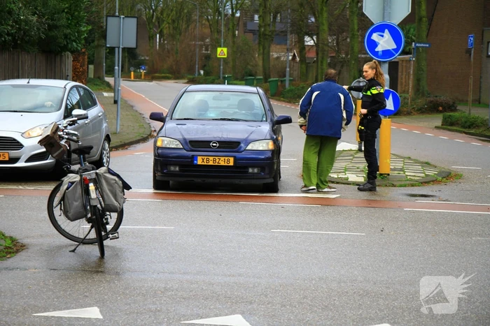 Automobilist botst met fietsster bij oversteken