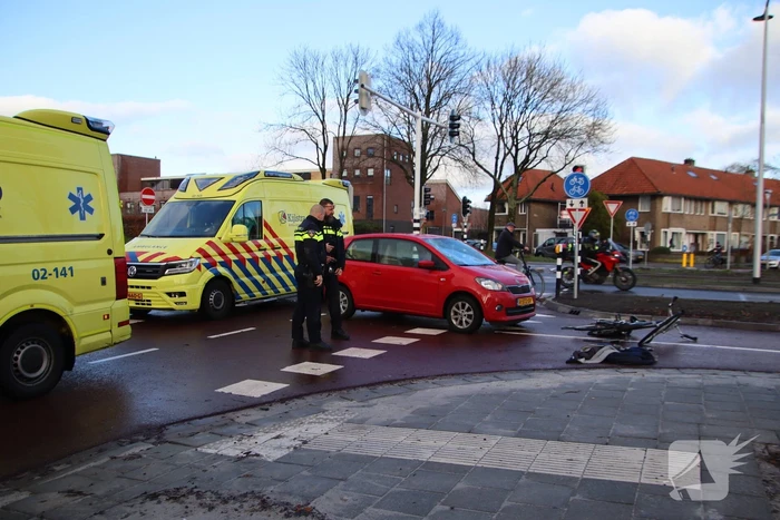 Fietser ernstig gewond bij botsing met auto