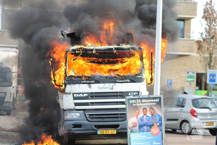 Cabine van vuilniswagen volledig uitgebrand