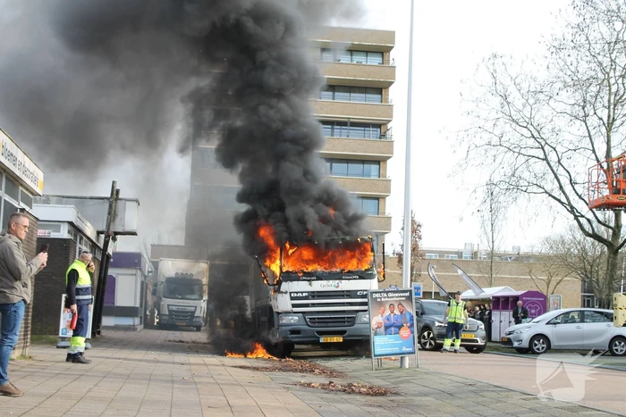 Cabine van vuilniswagen volledig uitgebrand