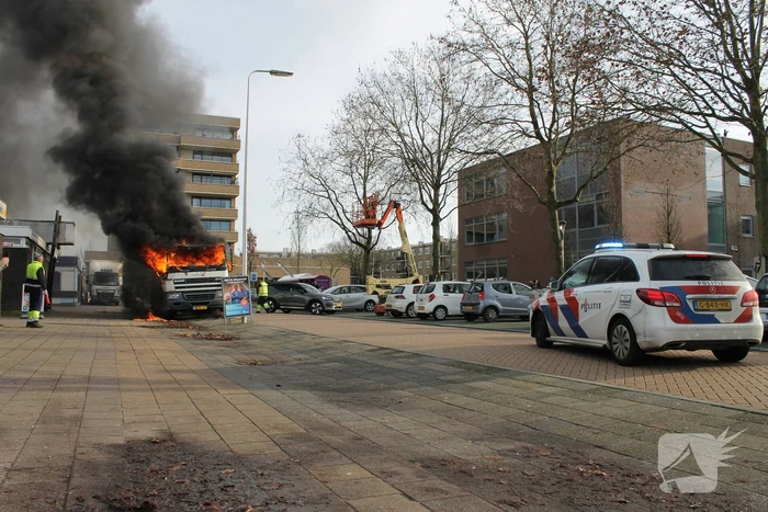 Cabine van vuilniswagen volledig uitgebrand
