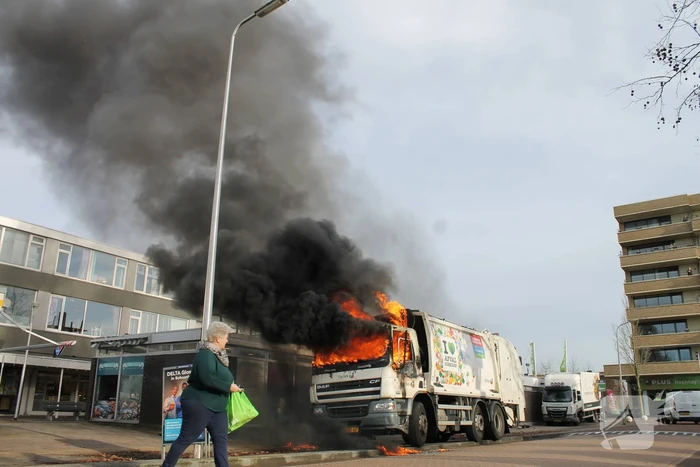 Cabine van vuilniswagen volledig uitgebrand