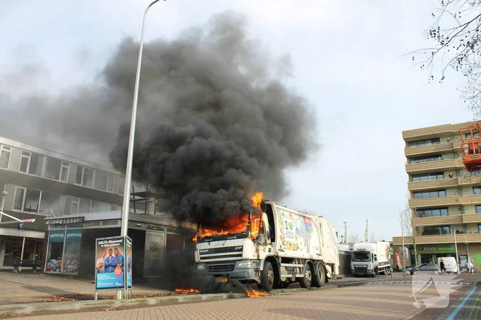 Cabine van vuilniswagen volledig uitgebrand