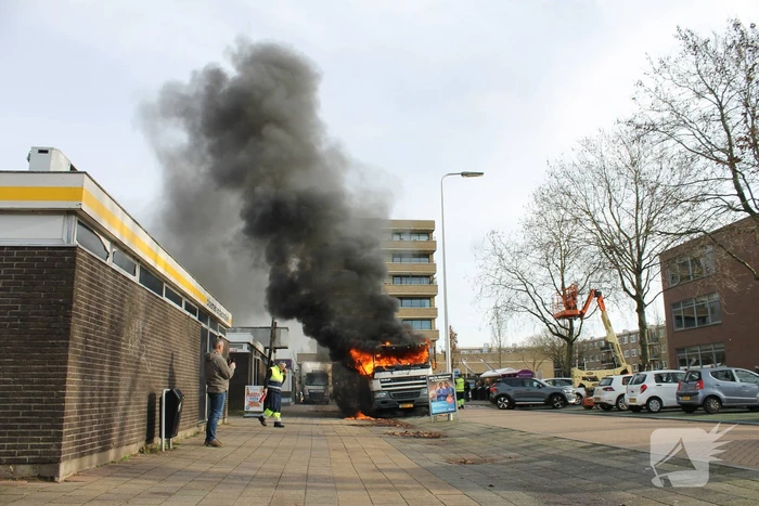 Cabine van vuilniswagen volledig uitgebrand