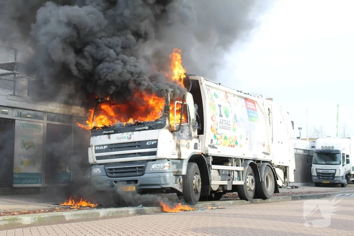 Cabine van vuilniswagen volledig uitgebrand